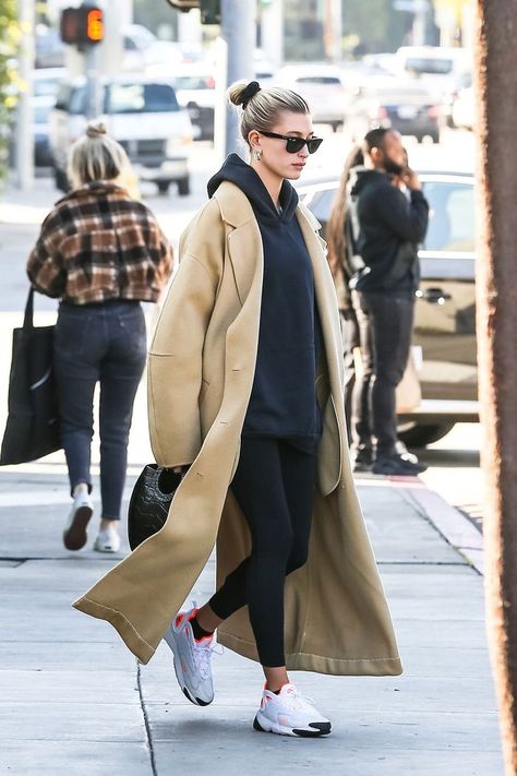 The Legging Outfits That Will Never Go "Out," According to Celebs Adidas Leggings Outfit, Leggings Outfit Spring, Hailey Baldwin Street Style, Bekväma Outfits, Look Legging, Hailey Baldwin Style, Mode Editorials, Spring Leggings, Legging Outfits