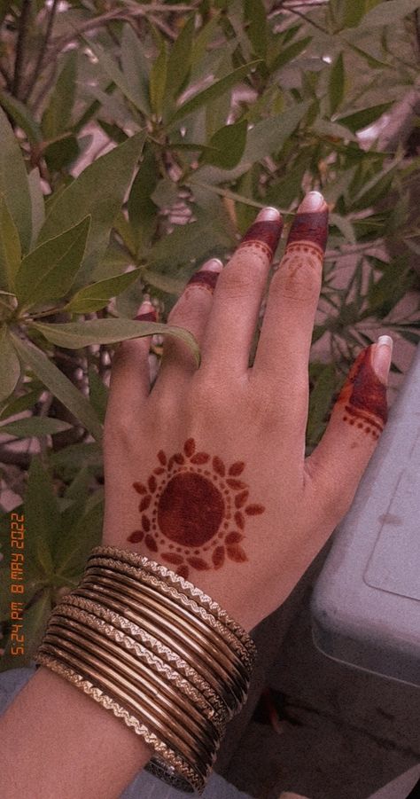 Small Aesthetic Mehndi Designs, Simple Mehndi Designs For Diwali, Small Mehendi Designs, Small Mehndi Designs, Small Mehndi, Mehendi Aesthetic, Aesthetic Bangles, Modern Mehndi Design, Aesthetic Mehndi Designs