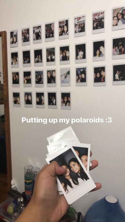 Polaroid Wall Aesthetic Bedroom, Polaroid Wall Ideas Aesthetic, Polaroid Wall Ideas, Polaroid Room, Hipster Bedroom Decor, Polaroid Display, Photo Walls Bedroom, Hipster Room Decor, Polaroid Wall