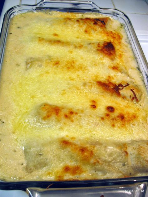 Chicken Enchiladas Suizas-Chicken enchiladas in a sour cream sauce with easy to follow instructions. Chicken Enchiladas Suiza, Chipotle Pepper Sauce, Enchiladas Suizas, Red Chile Sauce, Casserole Side Dishes, Sour Cream Sauce, Food Mexican, Low Sodium Chicken Broth, Glass Baking Dish