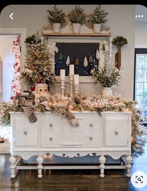 Booth Displays, Cozy Christmas Decor, Retro Santa, Christmas Decor Inspiration, Country Christmas Decorations, Cottage Christmas, Christmas Interiors, Jolly Santa, Pretty Christmas