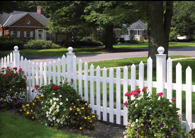 Gates Ideas, Vinyl Picket Fence, Healthy Design, Fence Planters, White Fence, Garden Privacy, Front Yard Design, Backyard Privacy, Farmhouse Landscaping