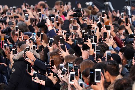 Modern Life: The Ubiquity of Smartphones - People use their smartphones to take photos of the L'Oreal fashion show on Champs Elysees Avenue during Paris Fashion Week (Charles Platiau /Reuters/Atlantic) Smartphone Art, Cell Phone Radiation, Smartphone Hacks, Marketing Presentation, Restaurant Marketing, Online Organization, Smartphone Photography, Jeddah, Business Insider