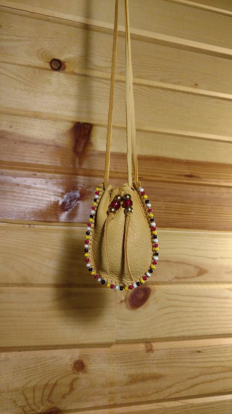 Friendship Crafts, American Clothes, American Stuff, Medicine Bags, Leather Pouches, Medicine Pouch, Beaded Pouch, Native Crafts, Leather Jewelry Diy