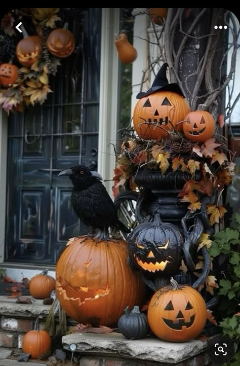 Halloween Topiary, Sam Hain, Halloween Porches, Halloween Food Decorations, Halloween Outside, Classy Halloween, Halloween Front Doors, Kid Friendly Halloween, Pumpkin Topiary