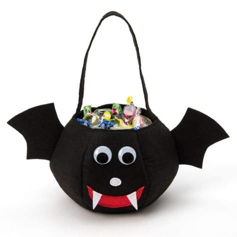 Halloween Candy Crafts, Moldes Halloween, Halloween Party Activities, Classroom Halloween Party, Bat Bag, Bricolage Halloween, Halloween Craft Projects, Halloween Buckets, Adornos Halloween