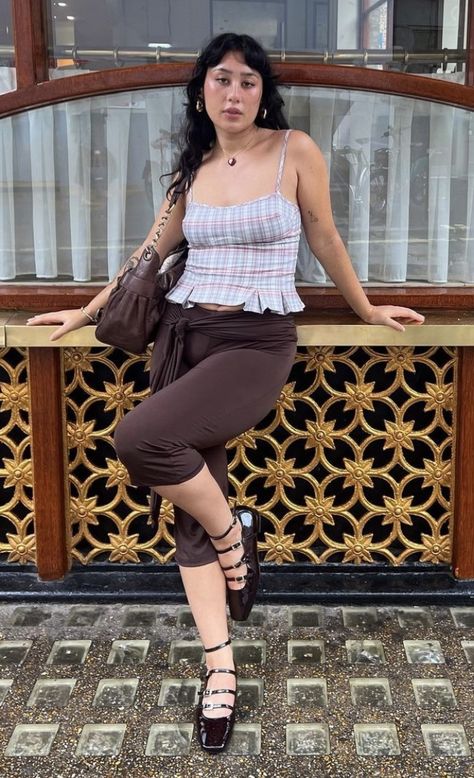 Capris Outfit Aesthetic, Y2k Style Summer Camisole, Capris Outfits, Cargo Capris Outfit Y2k, Capri Outfits Women Summer, Capris Outfit Y2k, Casual Dinner Outfits, 2000s Capris Outfit, Capris Outfit