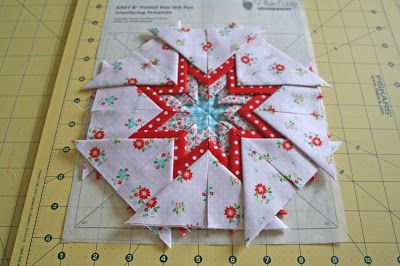 lovely little handmades: a folded star tutorial! Folded Star Pattern, Sew Christmas, Folded Star, Prairie Points, 45 Degree Angle, Star Tutorial, Fabric Origami, Quilt Modernen, Folded Fabric Ornaments