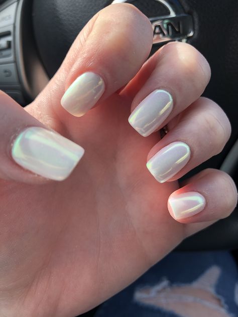 White with chrome powder Unicorn effect White nails White Metallic Nails Acrylic, White Shalac Nails, White Nails With White Chrome, Dip Nail Chrome, Chrome White Short Nails, White Nail Polish With Chrome, White Chrome Natural Nails, White Chrome Nails Coffin Short, White Acrylic Nails Chrome