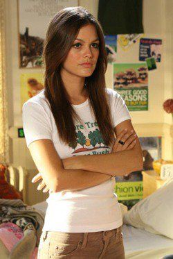 Pin for Later: 62 Photos That Prove The O.C. Was the Most Fashionable Show Ever Summer Could Wear Pretty Much Anything Like graphic t-shirts. Rachel Bilson The Oc, Summer The Oc, Rachel Bilson Style, Summer Roberts, Oc California, Marissa Cooper, Camila Morrone, Under Your Spell, 2000s Outfits