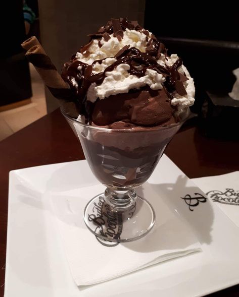 Chocolate Sundae Ice Cream, Chocolate Sundae, Ice Cream Drinks, Food Therapy, Healthy Lifestyle Food, Delicious Snacks Recipes, Cafe Food, Food Obsession, Different Recipes