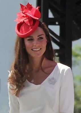 What Is The Correct Side To Wear A Fascinator? | La Riviere Derby Hairstyles With Fascinator, Kentucky Derby Hairstyles, Derby Hairstyles, Kate Middleton Pregnant, Red Hat Ladies, Dressy Hats, Fascinator Hairstyles, Style Guru, Catherine Middleton