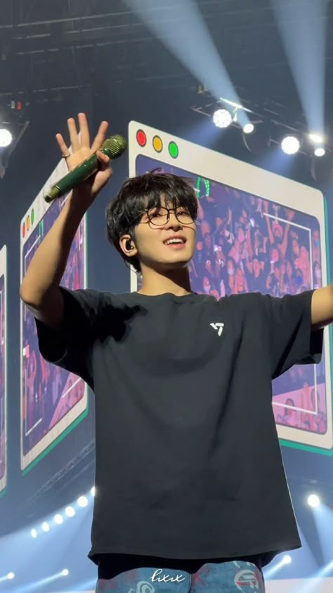 Dibujos Toy Story, Pocket Full Of Sunshine, Be The Sun, Won Woo, Fotografi Vintage, Jeon Wonwoo, Seventeen Going Seventeen, Concert Aesthetic, Seventeen Wonwoo