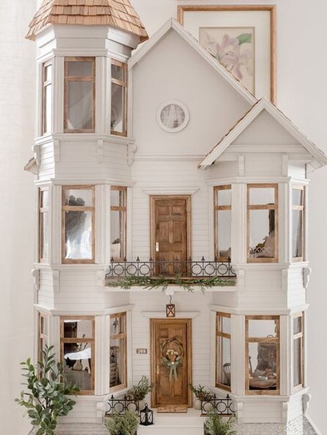 French Farmhouse Aesthetic, Painted Lady Dollhouse, Dollhouse Exterior Ideas, Dollhouse Renovation, Transitional Design Style, Miniature Dollhouses, Pretty Homes, Dollhouse Design, Homes Inside