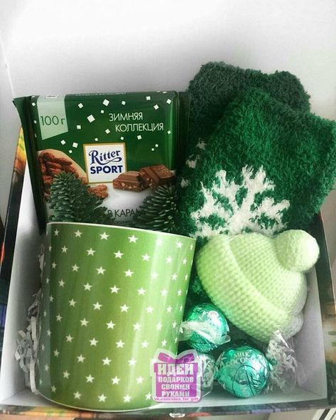 Diy Gift Baskets, Easy Christmas Gifts, Cadeau Diy, Birthday Box, Diy Gift Box, Christmas Gift Baskets, Christmas Gift Box, Green Gifts, Christmas Mood