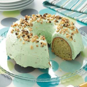 Pistachio Pudding Cake Pistachio Pudding Cake, Pistachio Cake Recipe, Box Cakes, Dessert Original, Pistachio Pudding, Torte Cupcake, Pistachio Cake, Vegetarian Cake, Pudding Cake