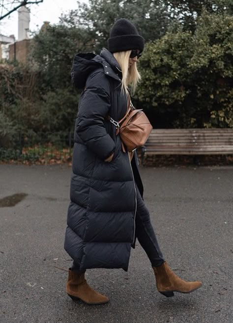 Puffer Coat Outfit, Emma Hill, Winter Mode Outfits, Beanie Outfit, Down Puffer Coat, Mode Casual, Street Style Winter, Outfit Trends, Coat Outfits