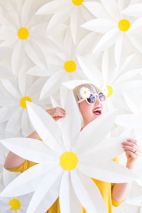 Daisy Backdrop, Daisy Party, Diy Flores, Paper Daisy, Fleurs Diy, Giant Paper Flowers, Paper Flower Tutorial, Paper Flowers Diy, Flower Tutorial