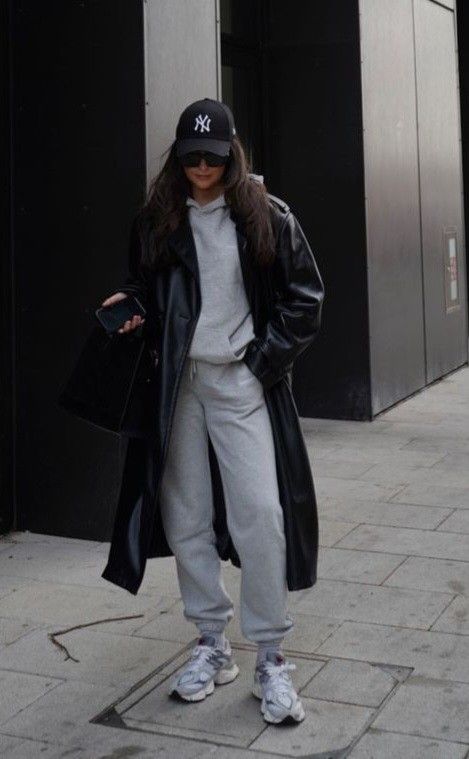 Eurotrip Outfits, Black Coat Outfit, Coat Outfit Casual, Style Désinvolte Chic, Trench Coat Outfit, Cold Weather Outfit, Mum Fashion, Winter Fashion Outfits Casual, Easy Trendy Outfits