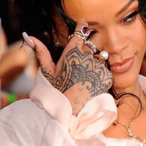 Tattoo tips for dark skin tones- CosmopolitanUK Rihanna 2014, Rihanna Images, Rihanna Tattoo, Tattoo Ink Colors, Dark Skin Tattoo, Tattoo Tips, Purple Tattoos, Type Tattoo, Red Ink Tattoos