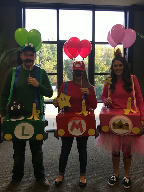 Mario Birthday Party Outfit, Mario Luigi And Peach Costume, Easy Mario Kart Costumes, Super Mario Kart Costumes, Mario Cart Halloween Costumes Diy, Mario Cart Halloween Costume, Disfraz Mario Kart, Mario Kart Costumes Diy, Mario Cart Charters Costumes