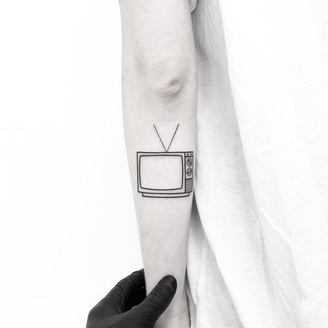 Tv Tattoo, Related Tattoos, Unique Tattoo Ideas, Simple Tv, Cool Arm Tattoos, Unique Tattoo, Retro Tv, Love Tattoos, Minimalist Tattoo