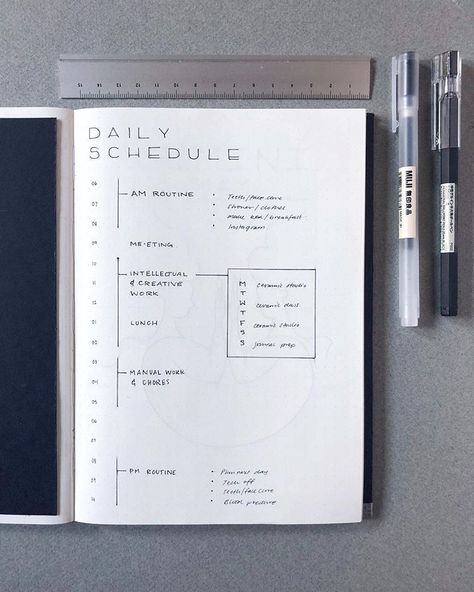 Simple, Beautiful and Minimalist Bullet Journal Weekly Spreads/Layouts you need to try right now. Easy Bullet Journal Spreads! You’ll find all kinds of collection pages include key, index, budget & finances, workout, monthly cover, habit tracker, yearly calendar, future log, daily log, weekly spreads, books to read, and more to setup your minimalist bujo. monochromatic highlighting and other tips #bulletjournal #bulletjournalweeklylog #bujo #weeklyspread Bullet Journal Weekly Spread Layout, Minimalist Bullet Journal Layout, Notesbog Design, Daily Bullet Journal, Minimalist Bullet Journal, Bullet Journal Minimalist, Bullet Journal Monthly Spread, Bullet Journal Key, Bullet Journal Spreads