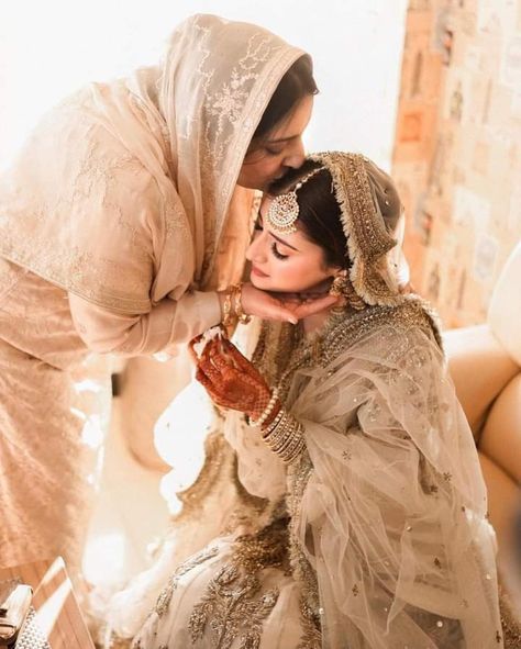 Muzna Masood Malik Nikkah, Pakistani Couple Photography, Muslim Bride Photoshoot, Nikkah Bride, Muslim Wedding Photos, Bride Groom Photoshoot, Muslim Wedding Photography, Mother Daughter Photoshoot, Bride Photos Poses