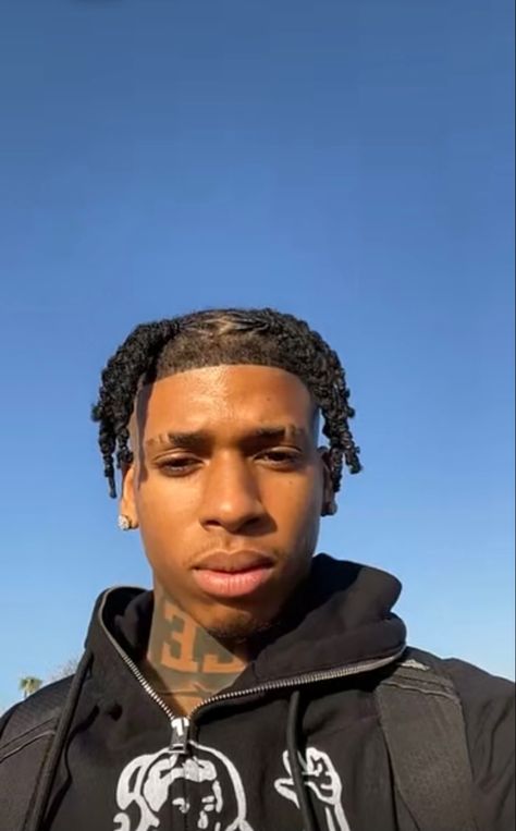 Nle Choppa Braids, Dread Hair, King Pic, Nle Choppa, Dreadlock Hairstyles For Men, Rapper Outfits, Central Cee, Dreadlock Style, Black Cartoon Characters