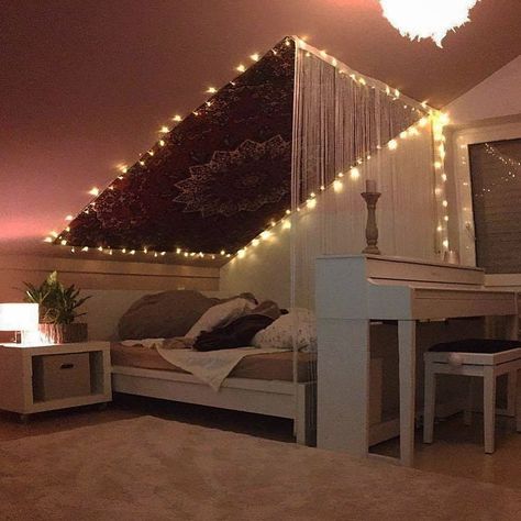 Tumblr Rooms, Redecorate Bedroom, Aesthetic Rooms, Teen Bedroom Decor, Dream Room Inspiration, Room Makeover Inspiration, Cute Room Decor, Cozy Room, Room Inspiration Bedroom