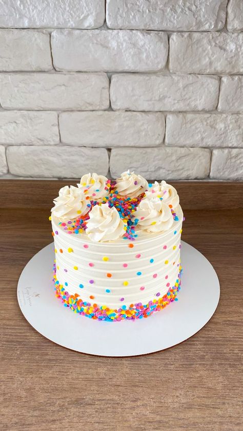 Mini Torte, Rainbow Birthday Cake, 귀여운 음식 그림, 3rd Birthday Cakes, Creative Birthday Cakes, Funfetti Cake, Simple Birthday Cake, Pretty Birthday Cakes, Cute Birthday Cakes