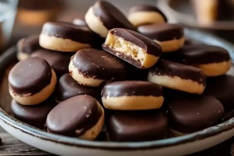 3-Ingredient Homemade Twix Bites - recipestasteful Twix Bites, Rolo Candy, Quick Treats, Nilla Wafers, Wafer Cookies, Homemade Candies, Sandwich Cookies, 3 Ingredient, Melting Chocolate