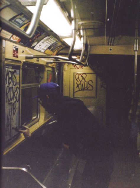 MTA Hip Hop Aesthetic, Chicago House, Graffiti Tagging, Nyc Subway, Hip Hop Culture, Street Culture, Grunge Photography, Beautiful Places In The World, Night Aesthetic