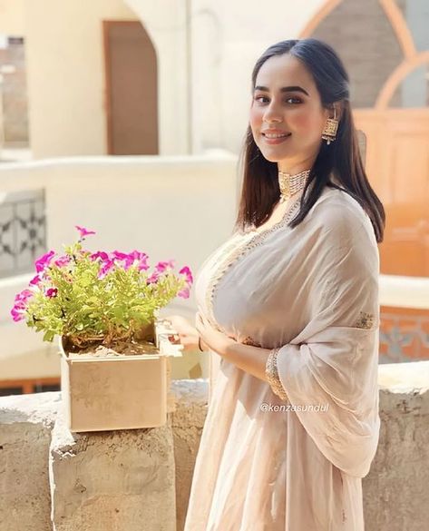 Sunanda Sharma, Respect Girls, Hot Dresses Tight, Punjabi Salwar Suits, Celebrity Dresses, Desi Beauty, Ootd Fashion, Beauty Women, Pakistan