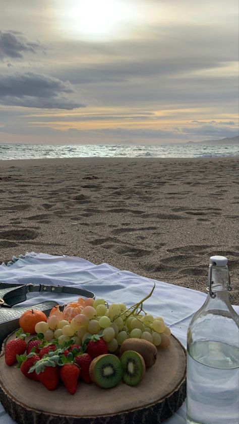 @paulaadbm on instagram 💘 #picnic #beach #beachlife #vegan #ideas #aesthetic #dateideas #fruit #enjoylife #dessert #healthy #recipe #inspiring #inspiration #sunset Fruit Stand Aesthetic Beach, Fruit At The Beach, Fruit On The Beach, Food On The Beach, Aesthetic Beach Picnic, Beach Picnic Aesthetic, Beach Fruit, Pause Game, Bday Vibes