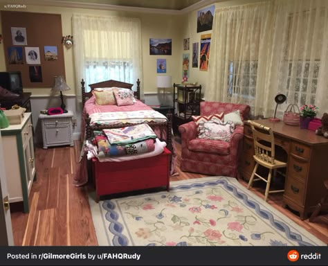 Lorelei Gilmore Room, Gilmore House Interior, Gilmore Girls House Aesthetic, Gilmore Girls Home Aesthetic, Rory Gilmore Room Inspiration, Rory Gilmore Room Ideas, Lorelai Gilmore Room, Rory Room Aesthetic, Famous Houses From Movies