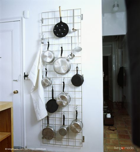 Saucepans on large wall-mounted metal storage rack | © living4media | EWAStock | 00717711 Small Kitchen Hacks, Metal Storage Rack, Metal Storage Bins, Porch Storage, Pan Storage, Hanging Pans, Storage Room Organization, Metal Storage Racks, Loft Storage