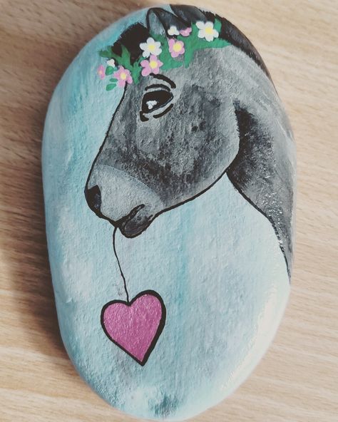 A cute rock with a donkey carrying a heart Animal Rock Painting Ideas, Valentines Rocks, Rock Animals, Sign Boards, Rock Painting Tutorial, A Donkey, River Rocks, Farm Art, Rock Painting Patterns