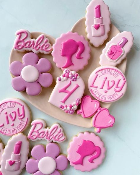 ✨Pins • Instagram Barbie Iced Cookies, Barbie Themed Cookies, Barbie Cookies Birthdays, Barbie Birthday Cookies, Barbie Cookies Decorated, Barbie Sugar Cookies, Galletas Aesthetic, Barbie Cookies, Barbie Cupcakes