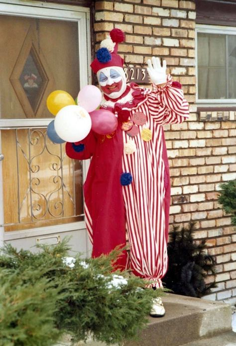 Aesthetic Statue, 60s Aesthetic, John Wayne Gacy, Clown Clothes, Send In The Clowns, Grunge 90s, Creepy Clown, A Clown, Clown Costume