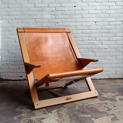 Listed on VNTG.com: Adjustable & folding lounge chair in oak & leather | #vntg #vintage Campaign Furniture Plans, Mountain Architecture, St 4, Dining Room Furniture Sets, Kaare Klint, Mid Century Lounge, Folding Lounge Chair, Carl Hansen & Son, Furniture Design Chair