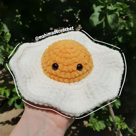 FREE crochet fried egg pattern.🍳🧡🤍 . I wanted to make this pattern for a while now. It's so simple, but so cute! This pattern is great for beginners. It has a free pdf ,and if you prefer, there is a video tutorial on YouTube -> Roxane's Designs . This pattern is by -> @roxanes.designs 🧡🤍 . Tags🏷 #freepattern #freecrochetpattern #diy #crochet #crochetaddict #crochetersofinstagram #croshetingtoys #crochetinspiration #crochetlove #crochetpatterns #amigurumi #crochetplush #crochetplushie #kawaicr... Free Egg Crochet Pattern, Egg Amigurumi, Crochet Food Plushies Pattern Free, Fried Egg Crochet Pattern, Egg Crochet Pattern, Crochet Fried Egg, Egg Crochet Pattern Free, Crochet Eggs, Crochet Egg Pattern