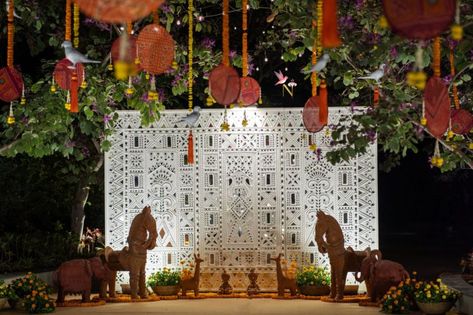 Indian Reception Stage Decor, Haldi Backdrop, Indian Floral Decor, Navratri Decor, Bappa Decoration, Diy Backdrops, Ganesh Decoration, Ganpati Decor, Marriage Hall