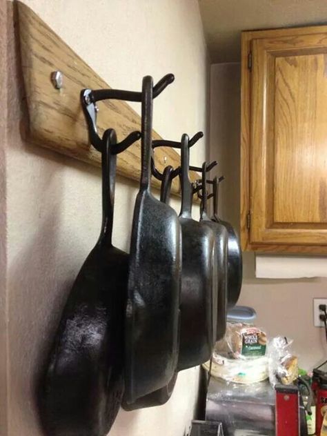 Skillets storage! Farm Kitchen Ideas, Pan Storage, Kitchen Wall Hangings, Iron Storage, Cabin Kitchens, Diy Kitchen Storage, Deco Originale, Cabinet Ideas, Pantry Storage