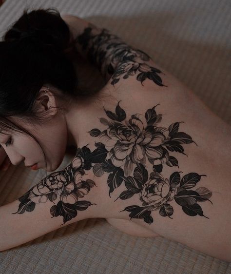 Backpiece Tattoo, Miniatures Painting, Amazing Tattoos, Tattoos Geometric, Tattoo Women, Back Tattoo Women, Aesthetic Tattoo, Elegant Tattoos, Feminine Tattoos