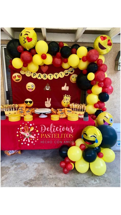 Emoji Balloon Garland, Emoji Decorations Birthday Parties, Emoji Balloon Decorations, Emoji Party Ideas Decoration, Social Media Theme Party, Emoji Birthday Party Ideas, Halloween Work Party, Emoticon Party, Emoji Party Decorations