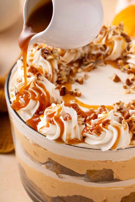 Pumpkin Trifle - Easy and delicious - My Baking Addiction Pumpkin Cake Trifle, Pumpkin Trifle With Spice Cake, Pumpkin Trifle Desserts, Trifle Easy, Pumpkin Trifle, Pumpkin Pretzels, Trifle Bowl, Cheese Pumpkin, Pumpkin Cream Cheeses