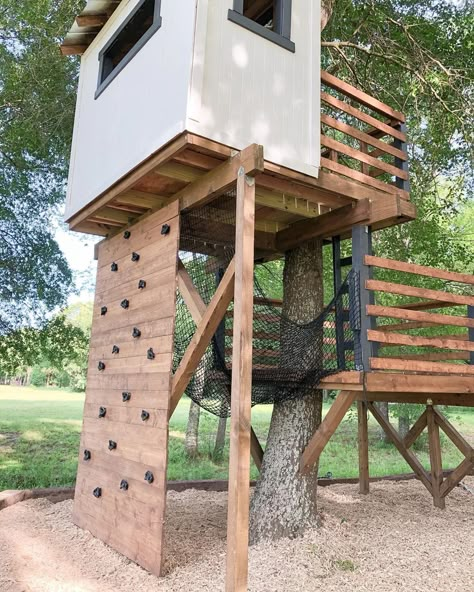 Treehouse Climbing Net, How To Hide Outdoor Generator, Playhouse Rock Wall, Under Treehouse Ideas, Two Story Treehouse, Small Treehouse Ideas, Treehouse Plans Diy, Diy Outdoor Climbing Structure, Kids Treehouse Ideas