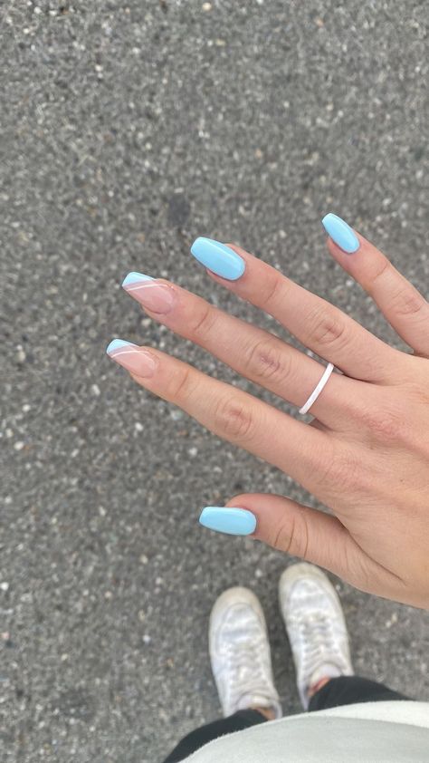 Solid Nails With Accent Nail, Cute Gel Nails For School, Holiday Nails Summer Blue, Back To School Nails For Teens Square, Nail Inspo School, Vacation Nail Inspo 2024, Mail Inspo 2024 Summer, Summer Nails Basic, Back 2 School Nails