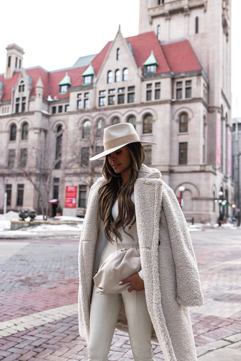 White Hat Outfit, White Teddy Coat, Teddy Coat Outfit, Trading Investment, Maria Vizuete, Workwear Outfits, Oversized Blazers, Cold Fashion, New Look Fashion